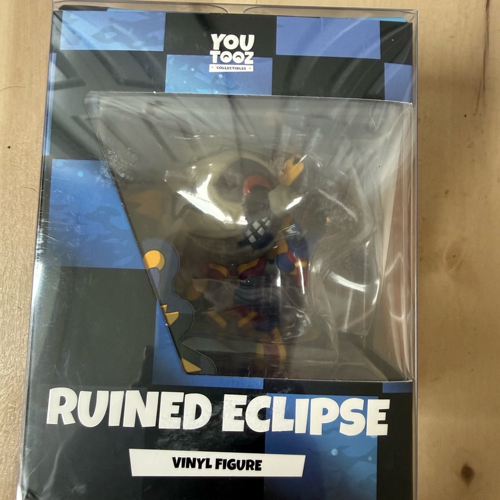 Youtooz Ruined Eclipse Vinyl Figure - Multicolor - Picture 1 of 1